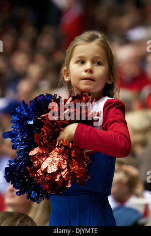 4. Dezember 2010 - Dayton, Ohio, Vereinigte Staaten von Amerika - A junge Dayton Flyers Fan Jubel während des Spiels zwischen Miami (OH) und Dayton in Dayton, Ohio University of Dayton Arena führt. Dayton besiegte Miami (OH) 70-58. (Kredit-Bild: © Scott Stuart/Southcreek Global/ZUMAPRESS.com) Stockfoto