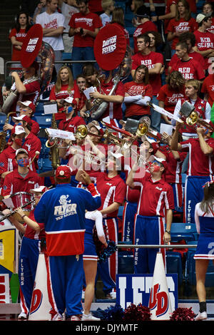 4. Dezember 2010 unterhält - Dayton, Ohio, Vereinigte Staaten von Amerika - The Dayton Flyers Band das Publikum während der ersten Hälfte des Spiels zwischen Miami (OH) und Dayton in University of Dayton Arena, Dayton, Ohio. Dayton besiegte Miami (OH) 70-58. (Kredit-Bild: © Scott Stuart/Southcreek Global/ZUMAPRESS.com) Stockfoto