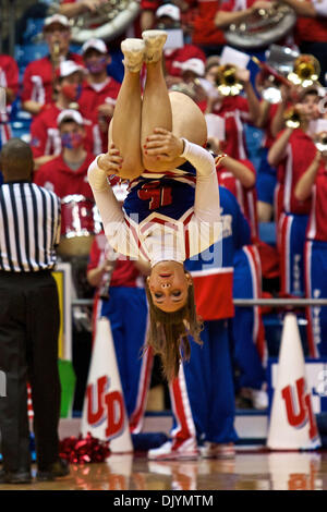 4. Dezember 2010 dreht - Dayton, Ohio, Vereinigte Staaten von Amerika - A Dayton Flyers Cheerleader auf dem Platz während des Spiels zwischen Miami (OH) und Dayton in University of Dayton Arena, Dayton, Ohio. Dayton besiegte Miami (OH) 70-58. (Kredit-Bild: © Scott Stuart/Southcreek Global/ZUMAPRESS.com) Stockfoto