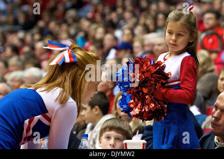 4. Dezember 2010 - Dayton, Ohio, Vereinigte Staaten von Amerika - A Dayton Flyers Cheerleader bekommt Hilfe von einem jungen Fan während des Spiels zwischen Miami (OH) und Dayton in University of Dayton Arena, Dayton, Ohio.   Dayton besiegte Miami (OH) 70-58. (Kredit-Bild: © Scott Stuart/Southcreek Global/ZUMAPRESS.com) Stockfoto