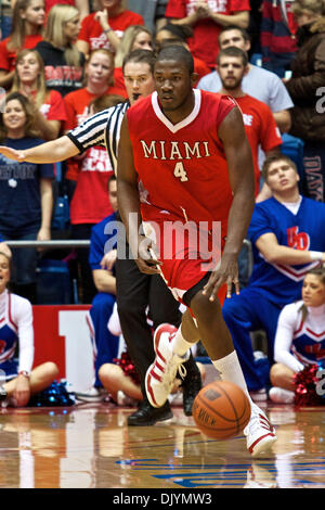 4. Dezember 2010 - Dayton, Ohio, Vereinigte Staaten von Amerika - Miami (Oh) Redhawks forward Julian Mavunga (4) dribbelt den Ball oben in der ersten Hälfte des Spiels zwischen Miami (OH) und Dayton in University of Dayton Arena, Dayton, Ohio. Dayton besiegte Miami (OH) 70-58. (Kredit-Bild: © Scott Stuart/Southcreek Global/ZUMAPRESS.com) Stockfoto