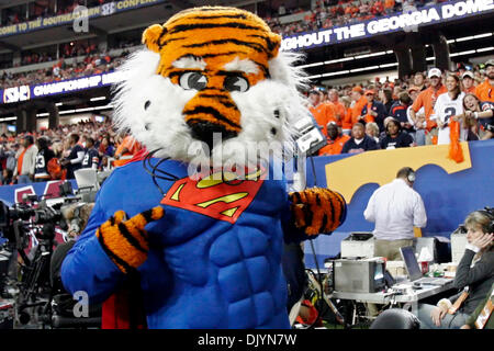 4. Dezember 2010 - Atlanta, arbeitete Al, Vereinigte Staaten von Amerika - Super Aubie die Fans während der 2. Hälfte Aktion der SEC Championship-Football-Spiel zwischen South Carolina und Auburn. Auburn schlagen South Carolina 56-17 in der Georgia Dome. (Kredit-Bild: © Jason Clark/Southcreek Global/ZUMAPRESS.com) Stockfoto