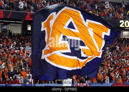 4. Dezember 2010 - Atlanta, Al, Vereinigte Staaten von Amerika - The Auburn Flagge hat viel Arbeit während der SEC-EM Fußballspiel zwischen South Carolina und Auburn. Auburn besiegte South Carolina 56-17, in The Georgia Dome auf der SEC-Weltmeister geworden. (Kredit-Bild: © Jason Clark/Southcreek Global/ZUMAPRESS.com) Stockfoto