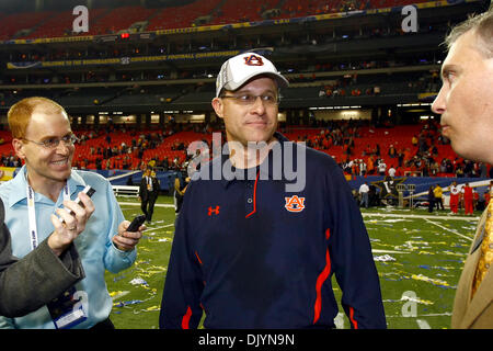 4. Dezember 2010 - Atlanta, Al, Vereinigte Staaten von Amerika - Offensive mastermind Gus Malzahn nach dem Gewinn der Meisterschaft SEC Fußballspiel zwischen South Carolina und Auburn. Auburn besiegte South Carolina 56-17, in The Georgia Dome auf der SEC-Weltmeister geworden. (Kredit-Bild: © Jason Clark/Southcreek Global/ZUMAPRESS.com) Stockfoto