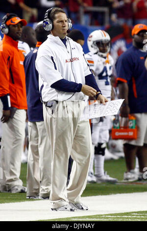 4. Dezember 2010 - Atlanta, Al, Vereinigte Staaten von Amerika - Auburn Cheftrainer Gene Chizik während die SEC Championship-Fußball-Spiel zwischen South Carolina und Auburn. Auburn besiegte South Carolina 56-17, in The Georgia Dome auf der SEC-Weltmeister geworden. (Kredit-Bild: © Jason Clark/Southcreek Global/ZUMAPRESS.com) Stockfoto