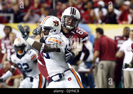 4. Dezember 2010 - Atlanta, Al, Vereinigte Staaten von Amerika - South Carolina Gamecocks beleidigender Gerät Hutch Eckerson (66) arbeiten, während die SEC Championship-Fußball-Spiel zwischen South Carolina und Auburn Auburn Tigers defensives Ende Dee Ford (95) aus dem Backfield zu blockieren. Auburn besiegte South Carolina 56-17, in The Georgia Dome auf der SEC-Weltmeister geworden. (Kredit-Bild: © Jason C Stockfoto