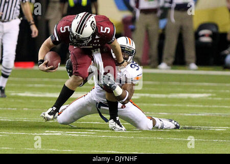 4. Dezember 2010 - Ende Atlanta, Georgia, Vereinigte Staaten von Amerika - South Carolina Gamecocks Quarterback Stephen Garcia (5) von Auburn Tigers defensive gebracht wird, nach unten Dee Ford (95) Nachdem er gezwungen aus der Tasche. Auburn 56-17 über South Carolina und die SEC-Meisterschaft gewinnt. (Kredit-Bild: © Jim Dedmon/Southcreek Global/ZUMAPRESS.com) Stockfoto