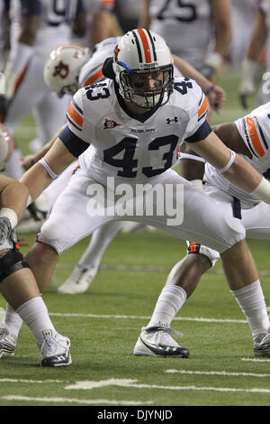 4. Dezember 2010 - Atlanta, Georgia, Vereinigte Staaten von Amerika - Auburn Tigers-Tight-End Philip Lutzenkirchen (43) während pregame Poloshirt. Die Tigers gewinnen würde die SEC-Meisterschaft über die Gamecocks 56-17. (Kredit-Bild: © Jim Dedmon/Southcreek Global/ZUMAPRESS.com) Stockfoto
