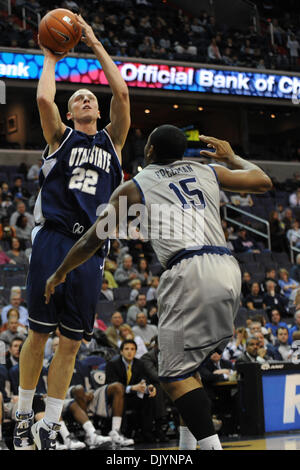 4. Dezember 2010 - Washington, District Of Columbia, Vereinigte Staaten von Amerika - Utah State Aggies vorwärts Brady Jardine (22) schießt den Ball über Georgetown Hoyas Wache Austin Freeman (15) während der ersten Hälfte Aktion. Die Hälfte der Georgetown Hoyas führen Sie die Utah State Aggies 33-29. (Kredit-Bild: © Carlos Suanes/Southcreek Global/ZUMAPRESS.com) Stockfoto