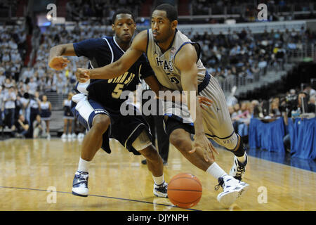 4. Dezember 2010 - Washington, District Of Columbia, Vereinigte Staaten von Amerika - Georgetown Hoyas bewachen Austin Freeman (15) Laufwerke um Utah State Aggies Guard/Forward Pooh Williams (5) in der zweiten Hälfte im Verizon Center. Georgetown Hoyas besiegte Utah State Aggies 68-51 (Credit-Bild: © Carlos Suanes/Southcreek Global/ZUMAPRESS.com) Stockfoto