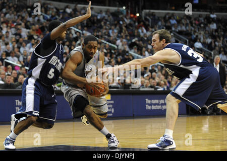 4. Dezember 2010 - Washington, District Of Columbia, Vereinigte Staaten von Amerika - Georgetown Hoyas Wache Austin Freeman (15) Laufwerke in den Korb zwischen Utah State Aggies Wache/Pooh Williams (5) und Utah State Aggies vorwärts vorwärts Nate Bendall (35) in der zweiten Hälfte im Verizon Center. Georgetown Hoyas besiegte Utah State Aggies 68-51 (Credit-Bild: © Carlos Suanes/Southcreek Glo Stockfoto