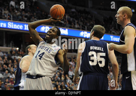 4. Dezember 2010 - Washington, District Of Columbia, Vereinigte Staaten von Amerika - Georgetown Hoyas Zentrum Henry Sims (14) beschwert sich bei der Schiedsrichter in der zweiten Hälfte im Verizon Center. Georgetown Hoyas besiegte Utah State Aggies 68-51 (Credit-Bild: © Carlos Suanes/Southcreek Global/ZUMAPRESS.com) Stockfoto