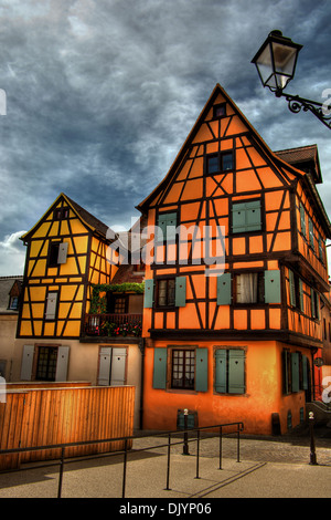 Gelb und orange Fachwerkhaus in Colmar (Frankreich), HDR-Technik Stockfoto