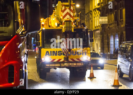 30. November 2013, Stockwell Street, Glasgow, Scotland, UK - kommt noch ein langer Weg zu gehen in die Wiederaufbauarbeiten als schwere Kran um den abgestürzten Hubschrauber zu erholen. Paul Stewart/Alamy News Stockfoto