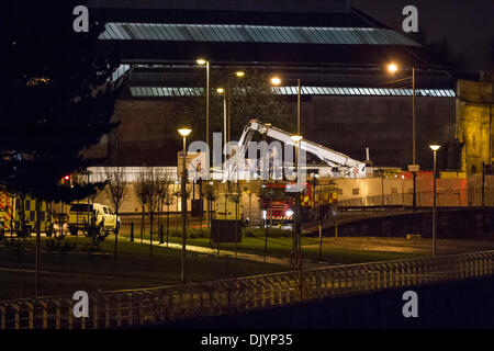 30. November 2013, Stockwell Street, Glasgow, Scotland, UK - kommt noch ein langer Weg zu gehen in die Wiederaufbauarbeiten als schwere Kran um den abgestürzten Hubschrauber zu erholen. Paul Stewart/Alamy News Stockfoto