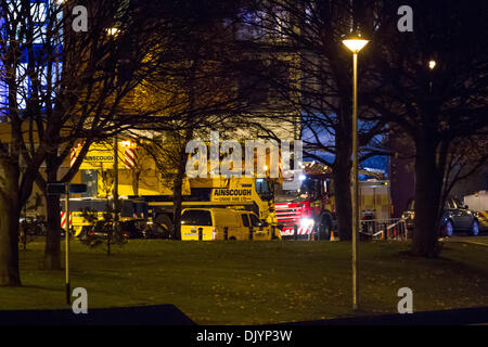 30. November 2013, Stockwell Street, Glasgow, Scotland, UK - kommt noch ein langer Weg zu gehen in die Wiederaufbauarbeiten als schwere Kran um den abgestürzten Hubschrauber zu erholen. Paul Stewart/Alamy News Stockfoto