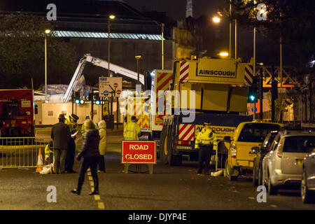 30. November 2013, Stockwell Street, Glasgow, Scotland, UK - kommt noch ein langer Weg zu gehen in die Wiederaufbauarbeiten als schwere Kran um den abgestürzten Hubschrauber zu erholen. Paul Stewart/Alamy News Stockfoto