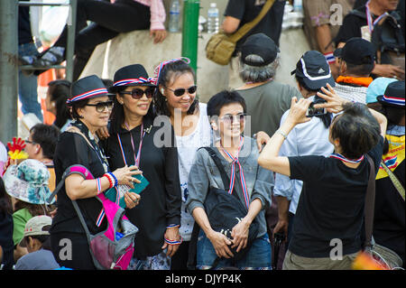 Bangkok, Thailand. 1. Dezember 2013. Anti-Regierungs-Demonstranten außerhalb der Royal Thai Police Headquarters zeigen und Fragen Sie die Polizei zu kommen und sich ihnen anzuschließen. Bildnachweis: Christopher Riddler/Alamy Live-Nachrichten Stockfoto