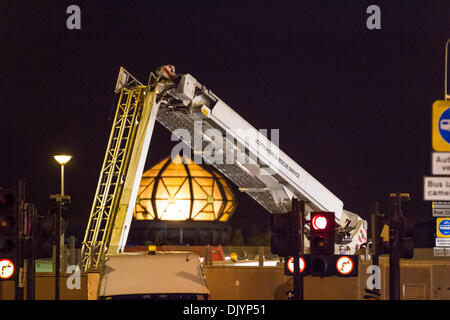 30. November 2013, Stockwell Street, Glasgow, Scotland, UK - kommt noch ein langer Weg zu gehen in die Wiederaufbauarbeiten als schwere Kran um den abgestürzten Hubschrauber zu erholen. Paul Stewart/Alamy News Stockfoto