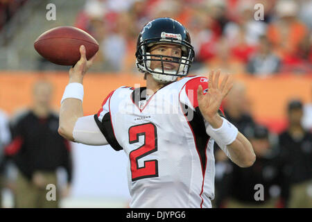 5. Dezember 2010 - Tampa, Florida, Vereinigte Staaten von Amerika - Atlanta Falcons Quarterback Matt Ryan (2) versucht einen Pass im Raymond James Stadium in Tampa, Florida. (Kredit-Bild: © Don Montague/Southcreek Global/ZUMAPRESS.com) Stockfoto