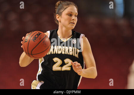 5. Dezember 2010 bringt - Denver, Colorado, Vereinigte Staaten von Amerika - Vanderbilt Jence Rhoads (22) die Kugel vorne in der ersten Hälfte. Die Denver Pioneers führen die #23 Vanderbilt Commodores mit einem Score von 29-28 bei der Hälfte an Magness Arena. (Kredit-Bild: © Andrew Fielding/Southcreek Global/ZUMAPRESS.com) Stockfoto