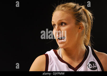 5. Dezember 2010 - Denver, Colorado, Vereinigte Staaten von Amerika - Denvers Abtei Leichliter (44) schreit auf der Bank während des Spiels. Die Denver Pioneers abgeschlagen #23 Vanderbilt Commodores mit einem Score von 70-65 an der Hälfte Magness Arena. (Kredit-Bild: © Andrew Fielding/Southcreek Global/ZUMAPRESS.com) Stockfoto