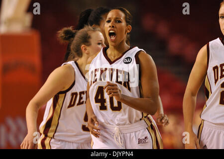 5. Dezember 2010 erhebt - Denver, Colorado, Vereinigte Staaten von Amerika - Denver Brianna Culberson (40), wie ein Timeout spät in der zweiten Hälfte an der Spitze mit Denver genannt wird. Die Denver Pioneers abgeschlagen #23 Vanderbilt Commodores mit einem Score von 70-65 an der Hälfte Magness Arena. (Kredit-Bild: © Andrew Fielding/Southcreek Global/ZUMAPRESS.com) Stockfoto