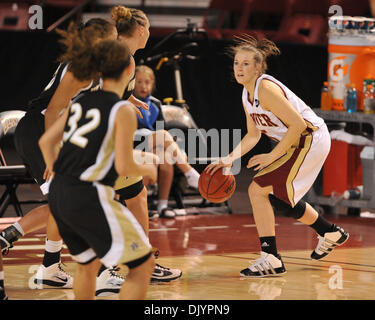 5. Dezember 2010 - Denver, Colorado, Vereinigte Staaten von Amerika - Denver Britteni Rice (5) mit dem Ball, umgeben von Vanderbilt Verteidiger. Die Denver Pioneers abgeschlagen #23 Vanderbilt Commodores mit einem Score von 70-65 an der Hälfte Magness Arena. (Kredit-Bild: © Andrew Fielding/Southcreek Global/ZUMAPRESS.com) Stockfoto