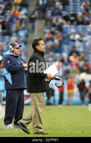 5. Dezember 2010 - Nashville, Tennessee, Vereinigte Staaten von Amerika - Tennessee Titans Cheftrainer Jeff Fisher, das Spiel während der Spielaktion zwischen den Tennessee Titans und Jacksonville Jaguars in LP Field in Nashville, Tennessee nennt. Die Jaguars besiegen die Titanen 17 bis 6. (Kredit-Bild: © Bryan Hulse/Southcreek Global/ZUMAPRESS.com) Stockfoto