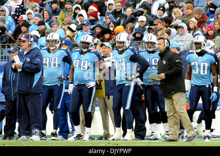 5. Dezember 2010 - Nashville, Tennessee, Vereinigte Staaten von Amerika - Tennessee Titans Cheftrainer Jeff Fisher mit seinem Team während der Spielaktion zwischen den Tennessee Titans und Jacksonville Jaguars in LP Field in Nashville, Tennessee zusieht. Die Jaguars besiegen die Titanen 17 bis 6. (Kredit-Bild: © Bryan Hulse/Southcreek Global/ZUMAPRESS.com) Stockfoto