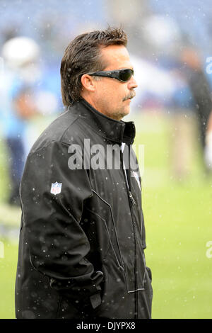 5. Dezember 2010 - Nashville, Tennessee, Vereinigte Staaten von Amerika - Tennessee Titans Cheftrainer Jeff Fisher seine Spieler Aufwärmen beobachtet, wie es, vor dem Spiel zwischen den Tennessee Titans und Jacksonville Jaguars in LP Field in Nashville, Tennessee schneit. Die Jaguars besiegen die Titanen 17 bis 6. (Kredit-Bild: © Bryan Hulse/Southcreek Global/ZUMAPRESS.com) Stockfoto
