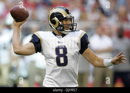 6. Dezember 2010 - Glendale, Arizona, Vereinigte Staaten von Amerika - Saint Louis Rams Quarterback Sam Bradford (#8) entfesselt einen Pass in einem Spiel gegen die Arizona Cardinals im University of Phoenix Stadium in Glendale, Arizona.  Die Rams besiegte die Kardinäle 19-6. (Kredit-Bild: © gen Lower/Southcreek Global/ZUMAPRESS.com) Stockfoto