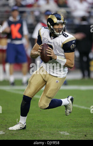 6. Dezember 2010 - Glendale, Arizona, Vereinigte Staaten von Amerika - Saint Louis Rams Quarterback Sam Bradford (#8) entfesselt einen Pass in einem Spiel gegen die Arizona Cardinals im University of Phoenix Stadium in Glendale, Arizona.  Die Rams besiegte die Kardinäle 19-6. (Kredit-Bild: © gen Lower/Southcreek Global/ZUMAPRESS.com) Stockfoto