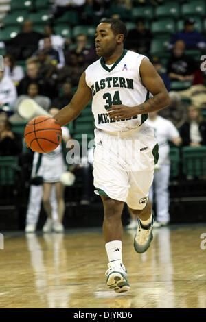 8. Dezember 2010 - Ypsilanti, Michigan, Vereinigte Staaten von Amerika - Eastern Michigan Wache Darrell Lampley (#34) bringt den Ball auf das Gericht. Die Drake Bulldogs besiegte die Eastern Michigan Eagles mit dem Score von 58-54. (Kredit-Bild: © Alan Ashley/Southcreek Global/ZUMAPRESS.com) Stockfoto