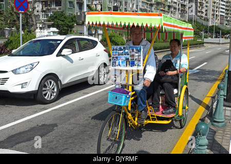 Rikscha-Fahrer auf den Straßen von Macau, China Stockfoto