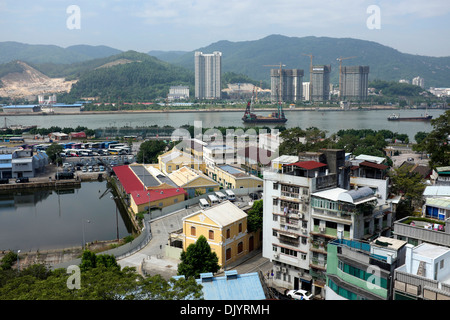 Blick von Penha Hill in Macau, China.  Festlandchina ist über das Wasser Stockfoto