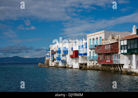 Griechenland, Cyclades Gruppe von Inseln, Mykonos, Hora. "Kleines Venedig" Bereich mit seinen bunten Häusern entlang der Ägäis. Stockfoto