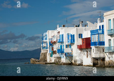 Griechenland, Cyclades Gruppe von Inseln, Mykonos, Hora. "Kleines Venedig" Bereich mit seinen bunten Häusern entlang der Ägäis. Stockfoto