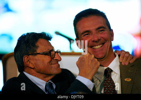 9. Dezember 2010 Pferde - Tampa, FL, USA - Penn State Football-Trainer Joe Paterno (L) um mit University of Florida Fußballtrainer Urban Meyer bei der Unterzeichnung des Vertrages zeremonielle für die 2011 Outback Bowl im Raymond James Stadium in Tampa.  [EDMUND D. Brunnen, mal] (Kredit-Bild: © St. Petersburg Times/ZUMAPRESS.com) Stockfoto