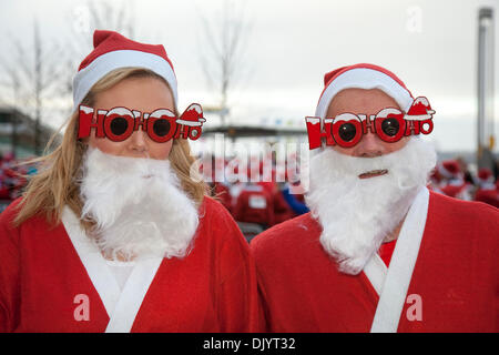 Liverpool, Merseyside, Großbritannien, 1. Dezember, 2013. "Ho Ho" Gläser von Ian & Rebecca Cummings an der Liverpool Santa Dash abgenutzt an der Pier Head starten und versuchen, die Guinness Weltrekord für die größte Santa sammeln", die an schwankenden 13.000 steht und auch versuchen, zu mehr als dem Vorjahreswert von £ 5 Mio. zu erhöhen. Festliche Fun Run unterstützt das ITV Text Santa Appell in diesem Jahr zu helfen, Kapital für Age UK, Anthony Nolan, Carers UK, Marie Curie Cancer Care heben, zusammen für ein kurzes Leben und Whizz-Kidz. Stockfoto