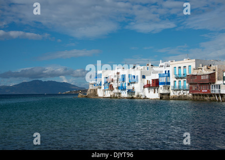 Griechenland, Cyclades Gruppe von Inseln, Mykonos, Hora. "Kleines Venedig" Bereich mit seinen bunten Häusern entlang der Ägäis. Stockfoto