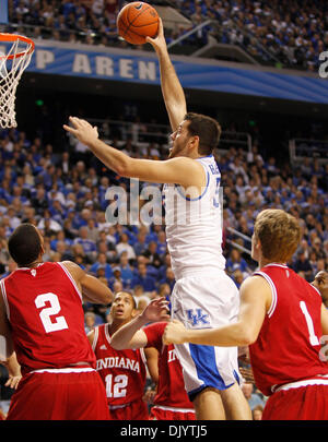 11. Dezember 2010 - Lexington, Kentucky, USA - Kentucky Wildcats weiterleiten Josh Harrellson (55) stellen wie Kentucky, Indiana auf Samstag, 11. Dezember 2010 in Lexington, Kentucky Foto von Mark Cornelison spielte in zwei seiner 14 Punkte | Personal. (Kredit-Bild: © Lexington Herald-Leader/ZUMAPRESS.com) Stockfoto