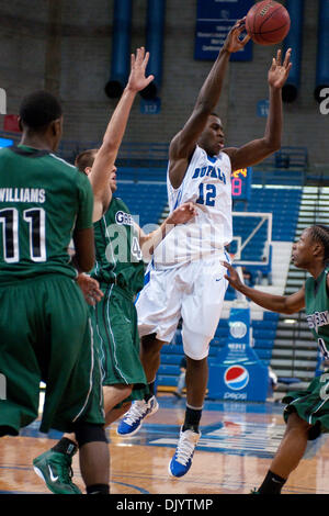 11. Dezember 2010 - Buffalo, New York, Vereinigte Staaten von Amerika - Buffalo Bulls zentrieren Javon McCrea (#12) geht den Ball, die ich in einem Spiel gegen die Green Bay Phoenix Alumni Arena Verkehr. Buffalo gewann das Spiel 78-64. (Kredit-Bild: © Mark Konezny/Southcreek Global/ZUMAPRESS.com) Stockfoto