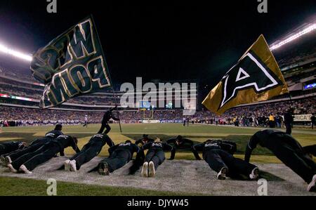 11. Dezember 2010 - Philadelphia, Pennsylvania, Vereinigte Staaten von Amerika - Armee Cheerleader Liegestütze am Lincoln Financial Field in Philadelphia Pennsylvania spät im 4. Quartal zu tun. (Kredit-Bild: © Saquan Stimpson/Southcreek Global/ZUMAPRESS.com) Stockfoto