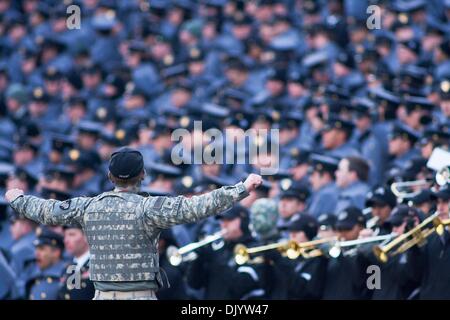 11. Dezember 2010 - Philadelphia, Pennsylvania, Vereinigte Staaten von Amerika - Armee Tambourmajor leitet die Band spät im 2. Quartal am Lincoln Financial Field in Philadelphia Pennsylvania. (Kredit-Bild: © Saquan Stimpson/Southcreek Global/ZUMAPRESS.com) Stockfoto