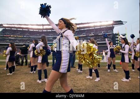 11. Dezember 2010 - Philadelphia, Pennsylvania, Vereinigte Staaten von Amerika - Navy Cheerleader spät im 3. Quartal auf Lincoln Financial Field in Philadelphia Pennsylvania. (Kredit-Bild: © Saquan Stimpson/Southcreek Global/ZUMAPRESS.com) Stockfoto