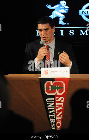 11. Dezember 2010 - New York, New York, Vereinigte Staaten von Amerika - Heisman Finalist Stanford Quarterback Andrew Luck befasst sich mit die Medien während der Pressekonferenz vor der Präsentation die Heisman Trophy. (Kredit-Bild: © Willen Schneekloth/Southcreek Global/ZUMAPRESS.com) Stockfoto