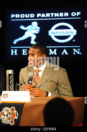 11. Dezember 2010 - New York, New York, Vereinigte Staaten von Amerika - Heisman Finalist Auburn quarterback Cam Newton Adressen die Medien während der Pressekonferenz vor der Präsentation die Heisman Trophy. (Kredit-Bild: © Willen Schneekloth/Southcreek Global/ZUMAPRESS.com) Stockfoto