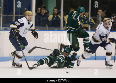 11. Dezember 2010 - South Bend, Indiana, Vereinigte Staaten von Amerika - Spieler kämpfen für lose Puck während der NCAA-Eishockey-Spiel zwischen Nordmichigan und Notre Dame.  Die Northern Michigan Wildcats besiegten die Notre Dame Fighting Irish 3-2 im Spiel im Joyce Center in South Bend, Indiana. (Kredit-Bild: © John Mersits/Southcreek Global/ZUMAPRESS.com) Stockfoto