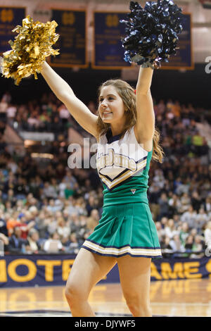 11. Dezember 2010 führt - South Bend, Indiana, Vereinigte Staaten von Amerika - Notre Dame Cheerleader bei NCAA Basketball-Spiel zwischen Gonzaga und Notre Dame.  Die Notre Dame Fighting Irish besiegte die Gonzaga Bulldogs 83-79 im Spiel im Purcell-Pavillon im Joyce Center in South Bend, Indiana. (Kredit-Bild: © John Mersits/Southcreek Global/ZUMAPRESS.com) Stockfoto